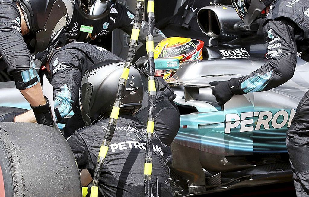 Pebalap Mercedes  Lewis Hamilton berada di pit saat balapan Formula 1 Grand Prix Austria di Sirkuit Red Bull Ring di Spielberg,  Austria, Minggu (9/7). Pada balapan itu, Hamilton finis keempat.