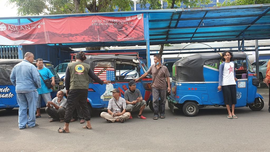 Puluhan pengusaha dan sopir bajaj mendatangi Kantor Dinas Perhubungan DKI Jakarta, Cideng, Tanah Abang, Jakarta Pusat, Kamis (15/6/2023). 