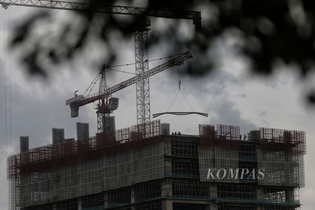 Pekerja sedang menyelesaikan pembangunan pusat perbelanjaan yang terhubung dengan apartemen di kawasan Pademangan, Jakarta Utara, Senin (20/2/2023). Konsep terpadu ini menjadi daya tarik tersendiri bagi calon konsumen dalam mencari tempat tinggal. 