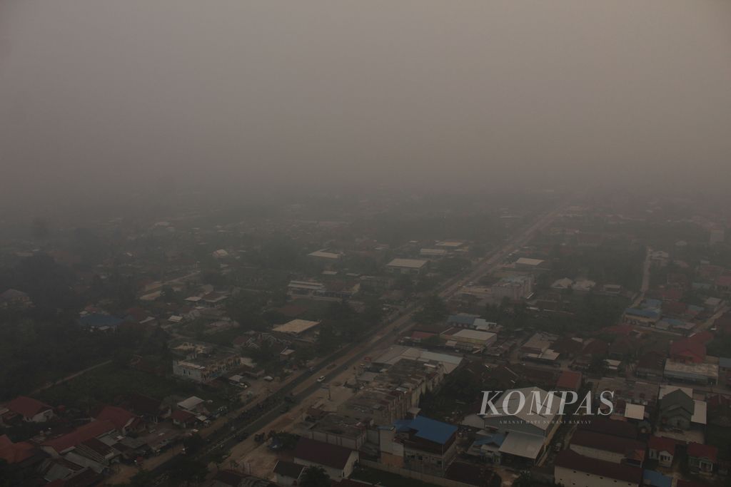 Kabut asap tebal menyelimuti Kota Palangkaraya, ibu kota Provinsi Kalimantan Tengah, pada Rabu (4/10/2023). 
