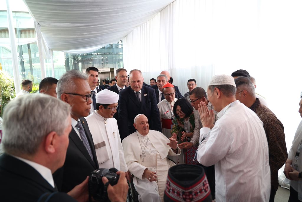 Paus Fransiskus bersama Imam Besar Masjid Istiqlal Nasaruddin Umar bertemu dengan umat lintas iman dalam pertemuan tokoh agama di Plaza Al Fatah, kompleks Masjid Istiqlal, Jakarta, Kamis (5/9/2024). 