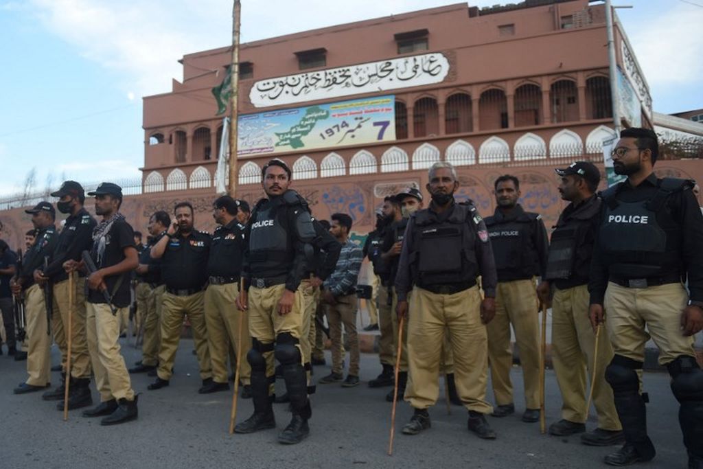 Polisi Pakistan, Sabtu (5/11/2022), berjaga di Karachi selama aksi protes pendukung mantan Perdana Menteri Pakistan Imran Khan setelah upaya pembunuhan terhadap dirinya.
