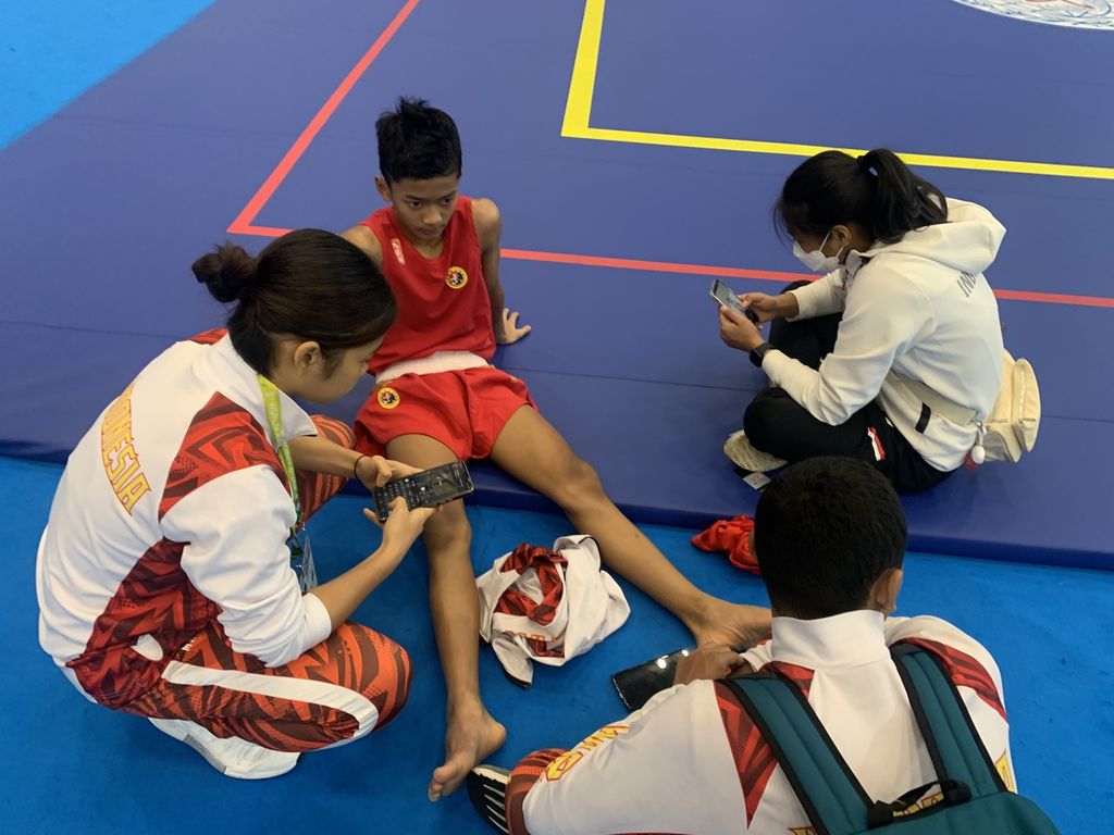 Kiemas Sakti Negara berkumpul bersama atlet lainnya, Kamis (8/12/2022). Dia harus puas hanya mampu mencapai semifinal di Kejuaraan Dunia Wushu Yunior 2022 di Tangerang, Banten.