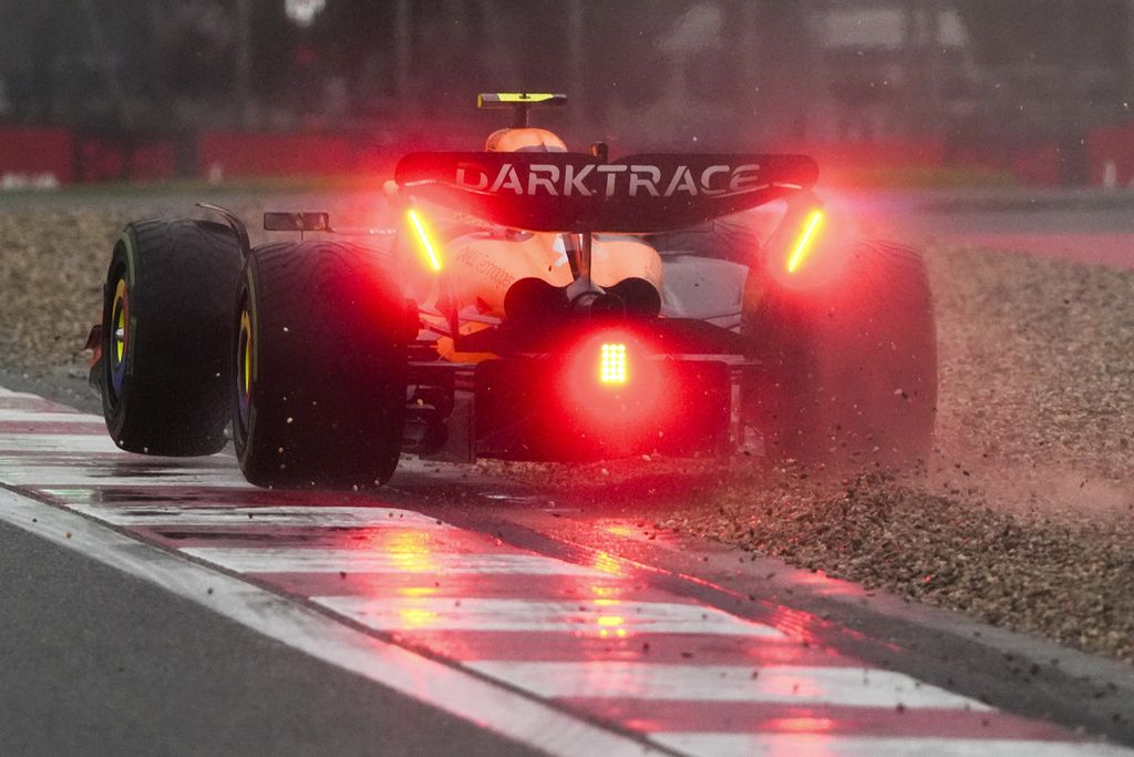 Mobil McLaren Lando Norris sempat masuk ke <i>gravel</i> saat kualifikasi sprint balap Formula 1 seri China di Shanghai yang berlangsung dalam kondisi hujan, Jumat (19/4/2024). 