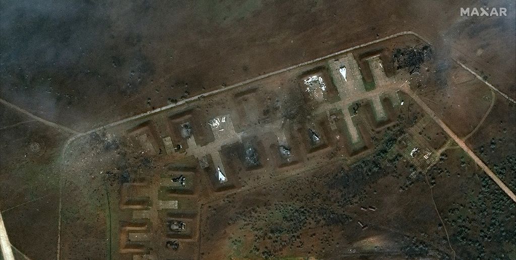 Foto citra satelit dari Maxar Technologies yang diambil pada 10 Agustus 2022 menunjukkan Pangkalan Udara Saki setelah serangan di Novofedorivka, Semenanjung Crimea. 