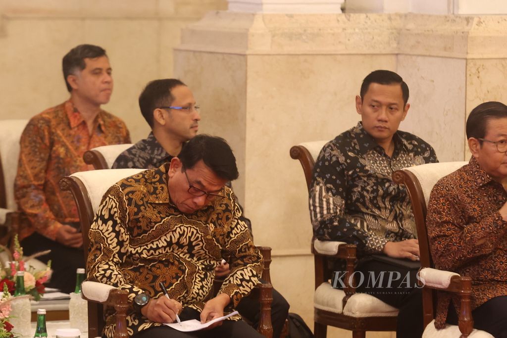 Menteri Agraria Tata Ruang/Kepala Badan Pertanahan Nasional Agus Harimurti Yudhoyono (kanan) dan Kepala Kantor Staf Kepresidenan Moeldoko (kiri depan) mengikuti rapat kabinet paripurna di Istana Negara, Jakarta, Senin (26/2/2024). 