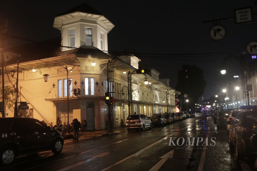 Lampu bangunan dan jalan di sekitar Jalan Asia Afrika, Kota Bandung, masih menyala saat Earth Hour di Kota Bandung, Sabtu (27/3/2021) sekitar pukul 21.00