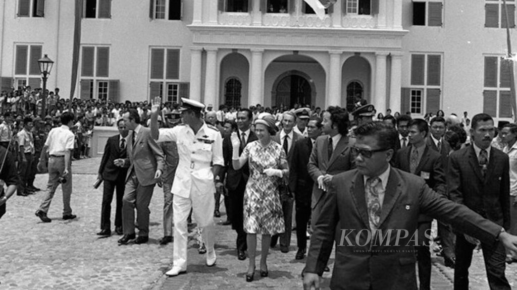Ratu Elizabeth II dari Inggris (tengah) didampingi suaminya, Pangeran Philip, saat mengunjungi Museum Sejarah Jakarta di kawasan Kota Tua Jakarta, di sela-sela kunjungannya ke Indonesia pada bulan Maret 1974.