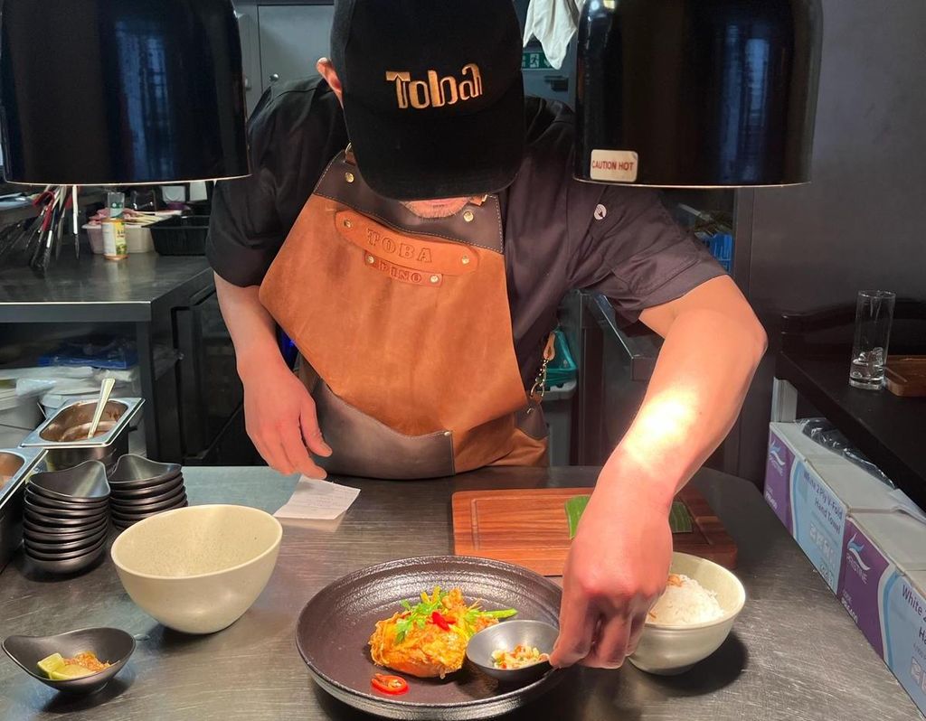 Pendiri sekaligus Kepala Chef Toba Restoran dan Pino’s Warung, Pino Edward Sinaga, mempersiapkan menu Indonesia sebelum disajikan kepada pelanggan di Restoran Toba, London, Inggris.