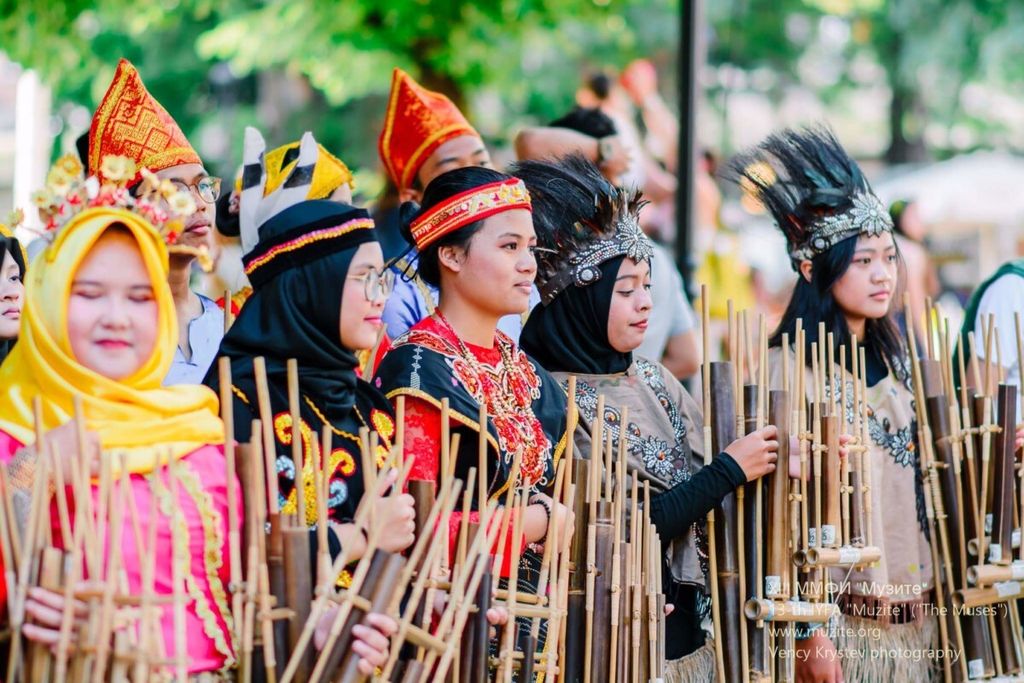 Tim Muhibah Angklung Paguyuban Pasundan, Bandung, memainkan angklung sebagai musik instrumen pengiring tari daerah pada International Youth Festival of Arts “Muzite” di Sozopol, Bulgaria, 10-15 Juli 2018.