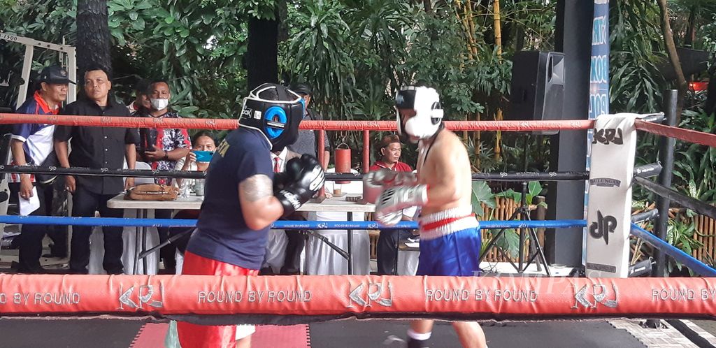 Pertandingan <i>street boxing</i> Polda Metro Jaya untuk kelas 68 kilogram di Kelompok Penyanyi Jalanan Bulungan Boxing Camp, Kebayoran Baru, Jakarta Selatan, Minggu (26/2/2023).