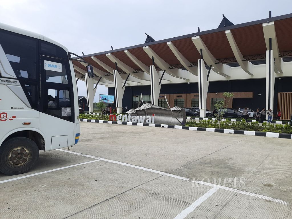 Penjabat Bupati Mentawai Fernando Jongguran mengatakan, Bandara Rokot, Kabupaten Kepulauan Mentawai, ditargetkan beroperasi secepatnya, Minggu (13/8/2023). Mayoritas wisatawan merupakan para peselancar dari sejumlah daerah. 
