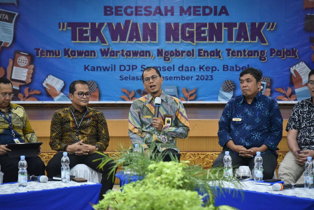 Kepala Kantor Wilayah Direktorat Jenderal Pajat Sumatera Selatan dan Bangka Belitung Tarmizi berbincang mengenai perkembangan isu terkait kepada awak media di Palembang, Sumatera Selatan, Selasa (5/12/2023).