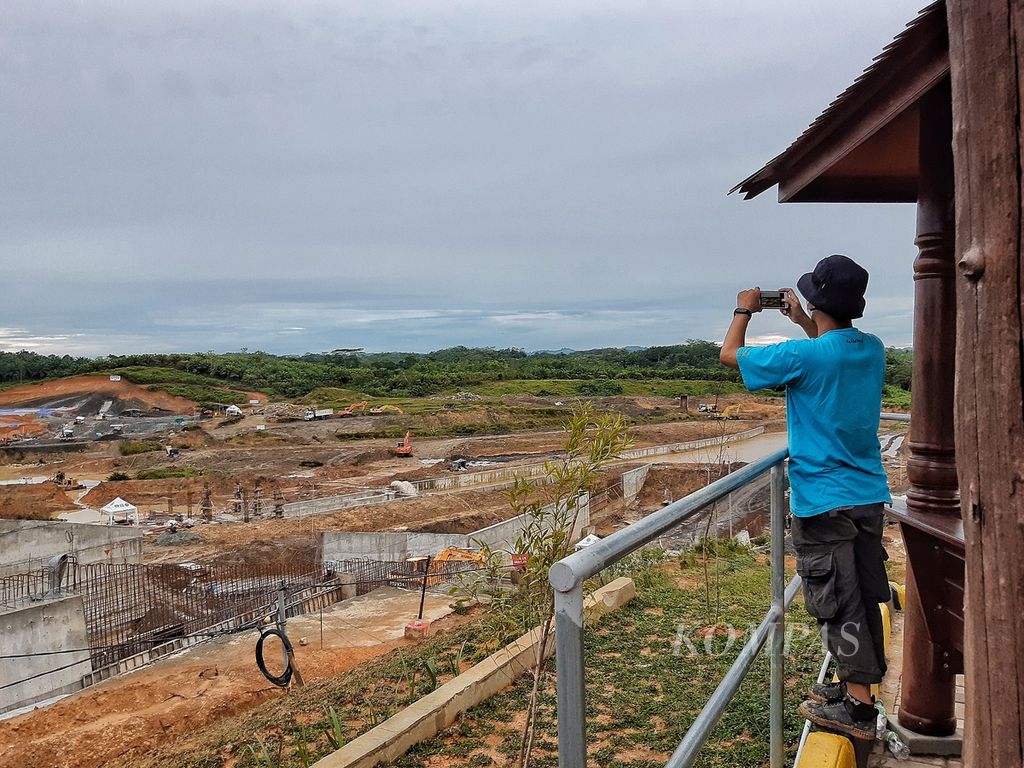 Bendungan Sepaku Semoi yang sedang dalam tahap pembangunan di Kecamatan Sepaku, Penajam Paser Utara, Kalimantan Timur, Minggu (20/3/2022). 