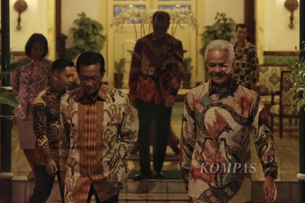 Calon Presiden nomor urut 3, Ganjar Pranowo (kanan), bersiap meninggalkan kompleks Kepatihan, Yogyakarta, setelah bertemu dengan Gubernur Daerah Istimewa Yogyakarta Sultan Hamengku Buwono X, Rabu (27/12/2023). 