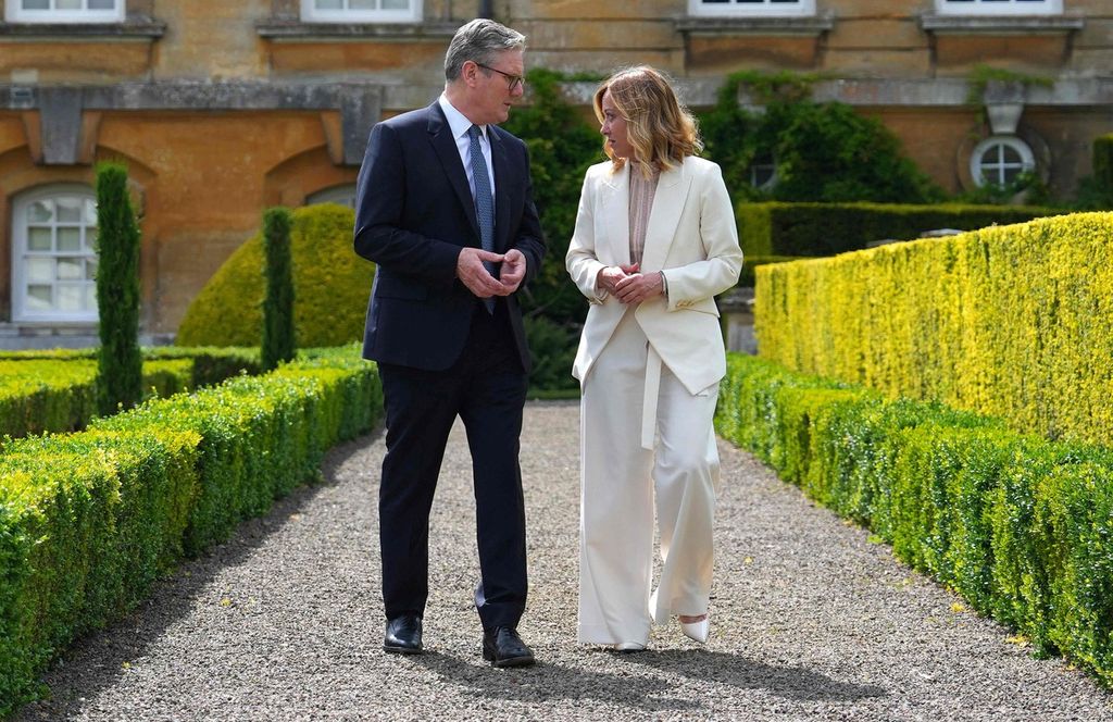 Perdana Menteri Italia Giorgia Meloni berbicara dengan PM Inggris Keir Starmer dalam pertemuan bilateral di sela sidang Komunitas Politik eropa di Istana Blenheim Palace di Woodstock, Inggris selatan, Kamis (18/7/2024). 