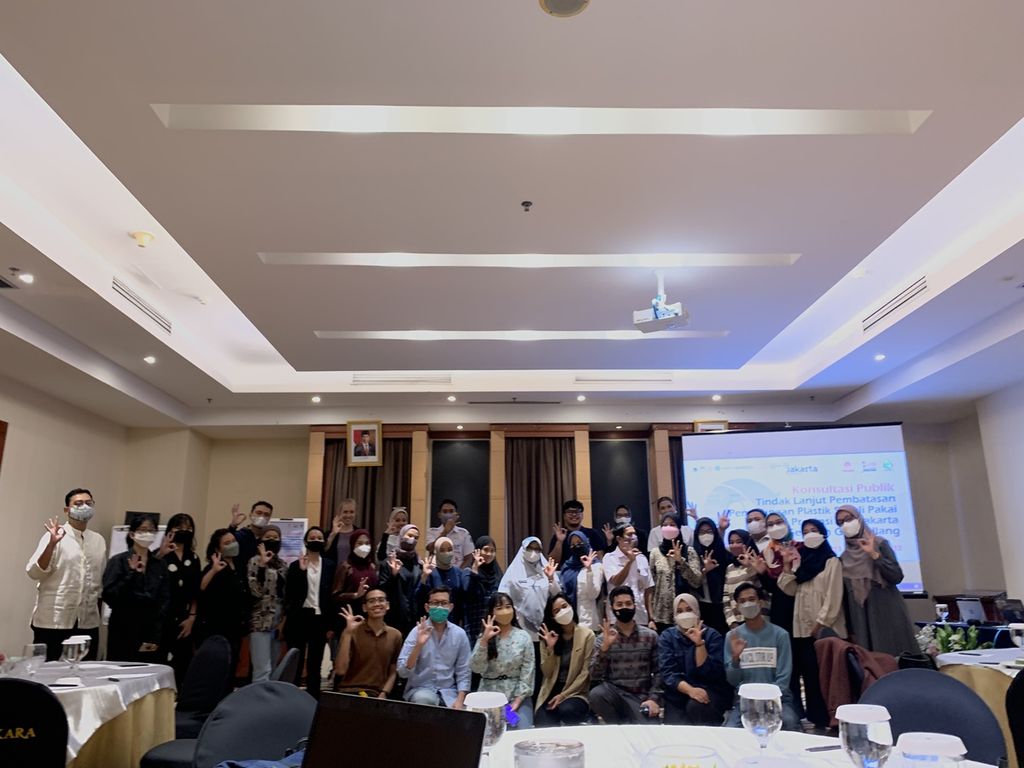 Foto bersama peserta konsultasi publik yang diselenggarakan Gerakan Indonesia Diet Kantong Plastik (GIDKP) di Hotel Bidakara, Jakarta Selatan, Rabu (23/11/2022).
