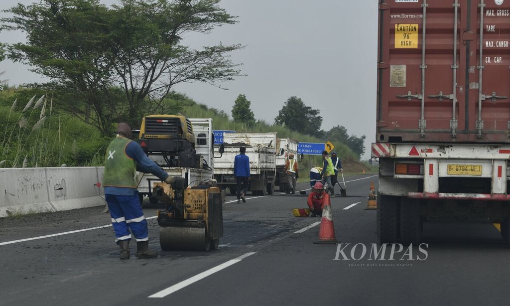 Pekerja menyelesaikan perbaikan jalan di Kilometer 145 Jalan Tol Cikopo-Palimanan (Cipali), Rabu (20/4/2022). 