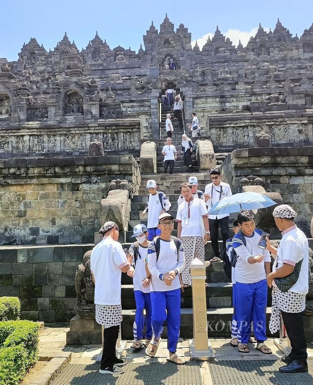 Rombongan siswa SMP bergiliran turun tangga seusai naik ke bangunan Candi Borobudur, Kabupaten Magelang, Jawa Tengah, Senin (12/2/2024).