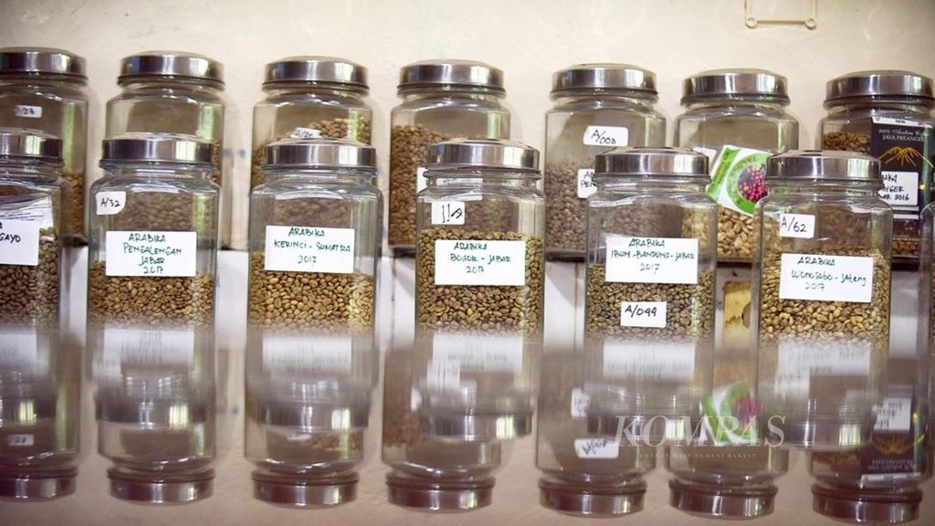 Kopi-kopi yang diuji di laboratorium uji kopi Pusat Penelitian Kopi dan Kakao Indonesia di Jember, Jawa Timur, Kamis (11/1/2018). Kopi dari seluruh Nusantara diujikan di laboratorium ini.