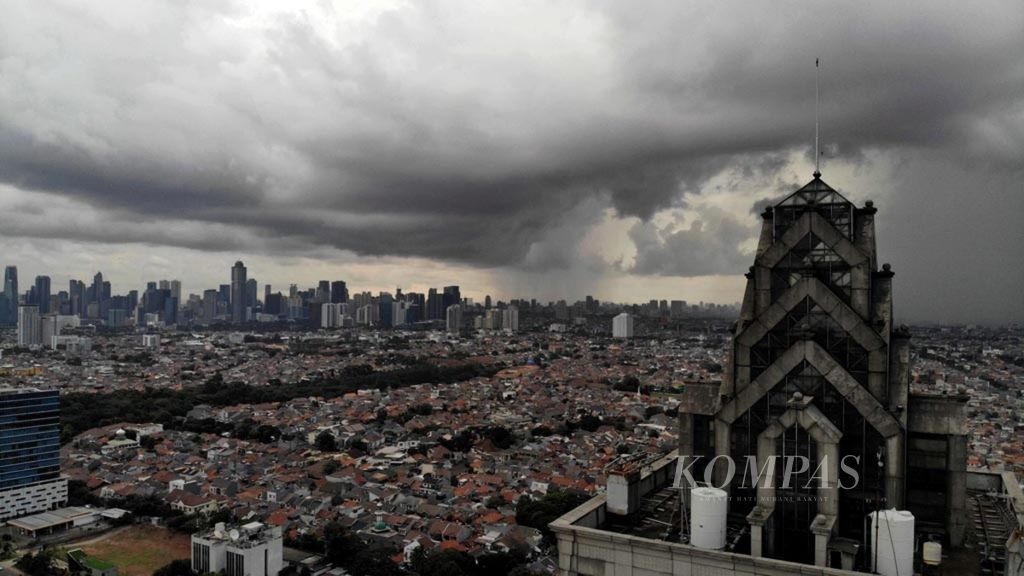Mendung gelap selimuti langit Jakarta, Kamis (21/2/2019). Tren hujan ekstrem di Jakarta terus meningkat dari tahun ke tahun. Pemanasan suhu di Indonesia diketahui telah menyebabkan perubahan pola penguapan air sehingga mengubah pola hujan.   