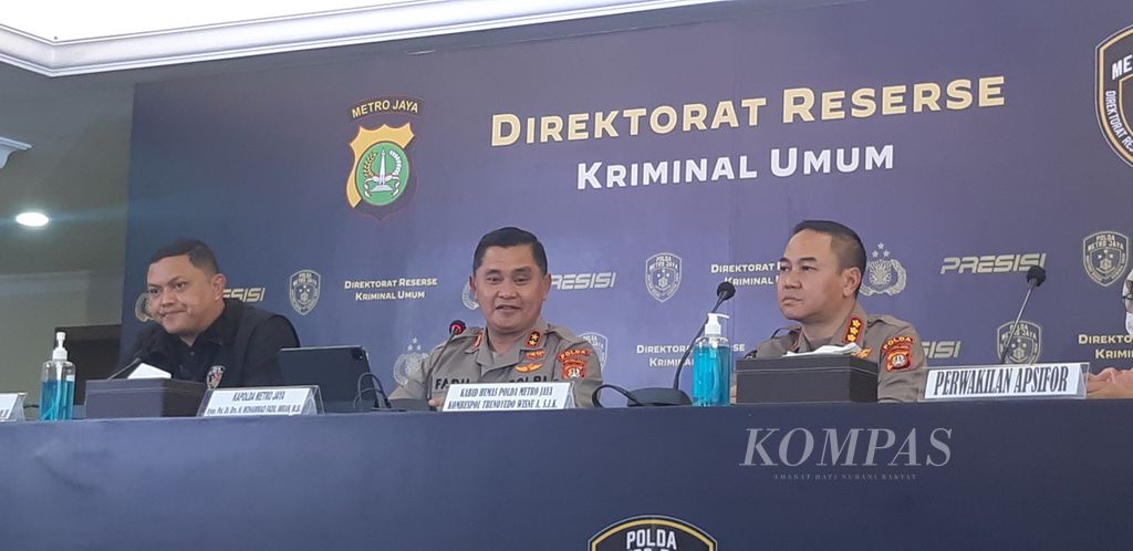 Konferensi pers kasus pembunuhan berantai yang terungkap dari tewasnya keluarga di Bekasi, Jawa Barat, karena diracun, di Polda Metro Jaya, Jakarta, Kamis (19/1/2023).