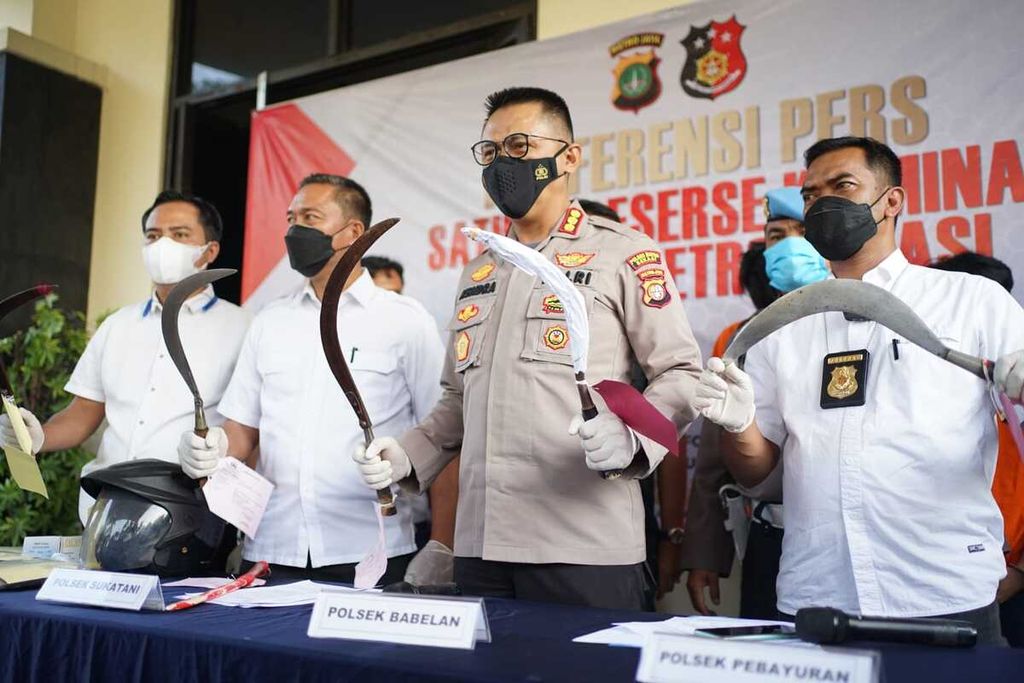Polisi menunjukkan sejumlah celurit milik para pelaku begal di Polres Metro Bekasi, Senin (23/8/2021). Sembilan pelaku begal ditangkap polisi.