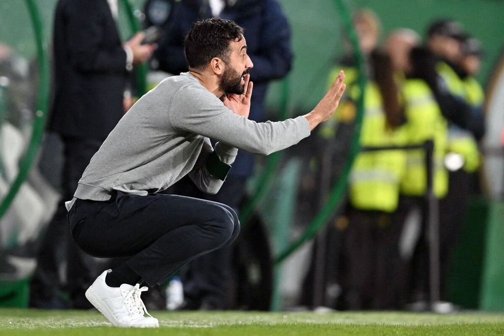 Pelatih Sporting Lisbon Ruben Amorim memberikan instruksi kepada para pemainnya saat pertandingan Liga Portugal antara Sporting Lisbon dan CF Estrela da Amadora di Stadio Jose Alvalade, Lisabon, Jumat (1/11/2024). 