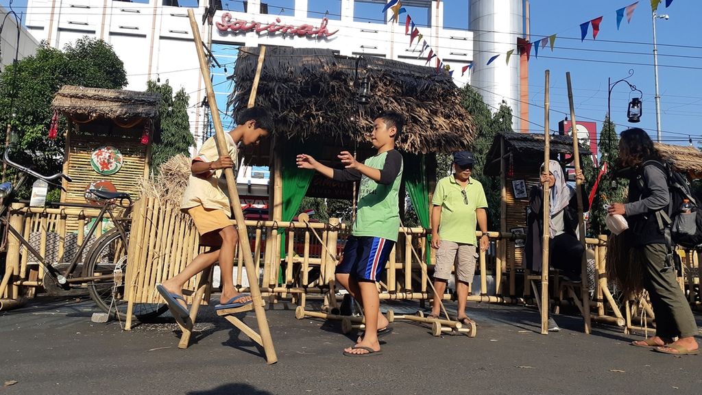 Aneka kuliner, jajanan tradisional, dan permainan tradisional disuguhkan pada stan-stan dalam Festival Uklam-Uklam Kajoetangan, Jumat (30/08/2019). Festival tersebut diharapkan untuk menguatkan citra kawasan kota kuno dan bersejarah di Kota Malang.
