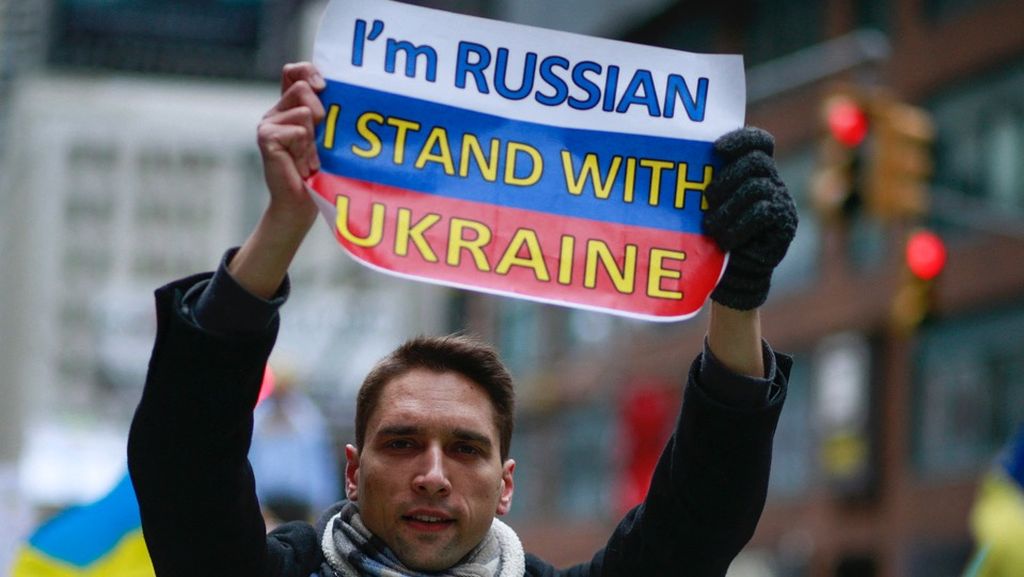 Demonstran memprotes untuk mendukung Ukraina di Times Square New York, Amerika Serikat, Kamis (24/2/2022).