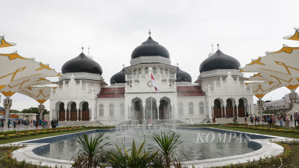 Pemandangan Masjid Raya Baiturrahman Banda Aceh setelah direnovasi. Masjid bersejarah ini menjadi salah obyek wisata unggulan wisata halal di Aceh. Renovasi masjid raya itu menggunakan dana otonomi khusus.