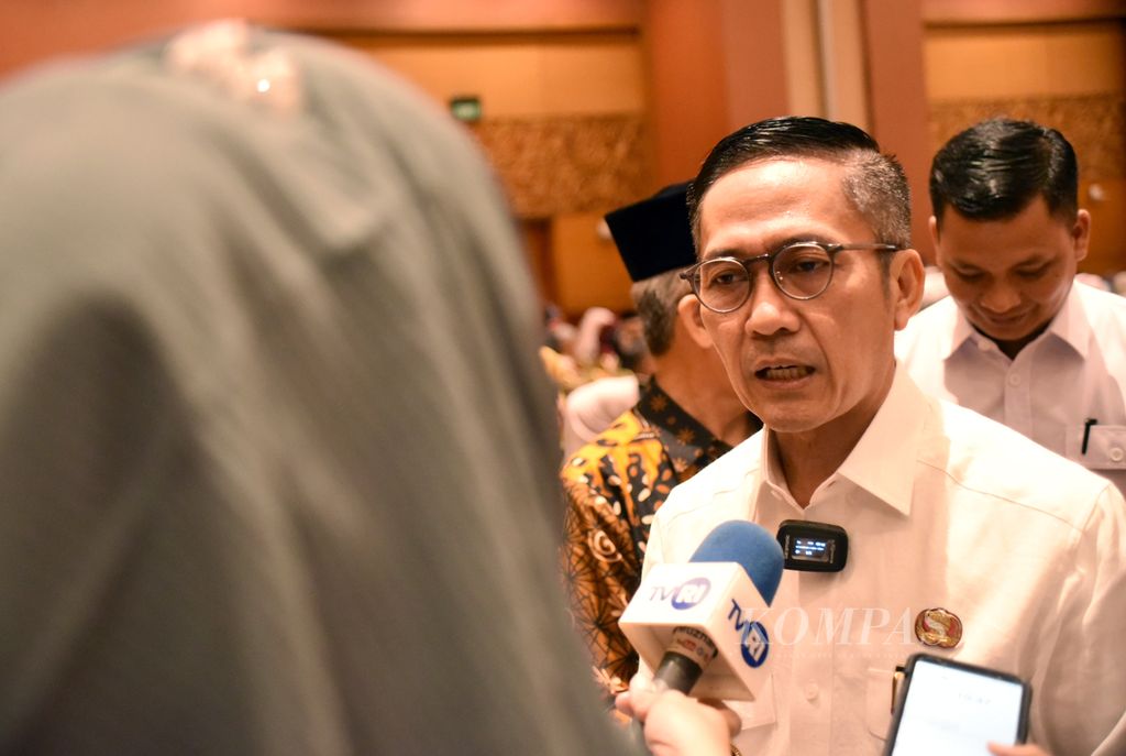 Penjabat Wali Kota Palembang Ratu Dewa diwawancarai usai menghadiri Wisuda Program Sarjana Ke-32 dan Magister Ke-12 Universitas Tamansiswa Palembang di Palembang, Sumatera Selatan, Rabu (6/12/2023).