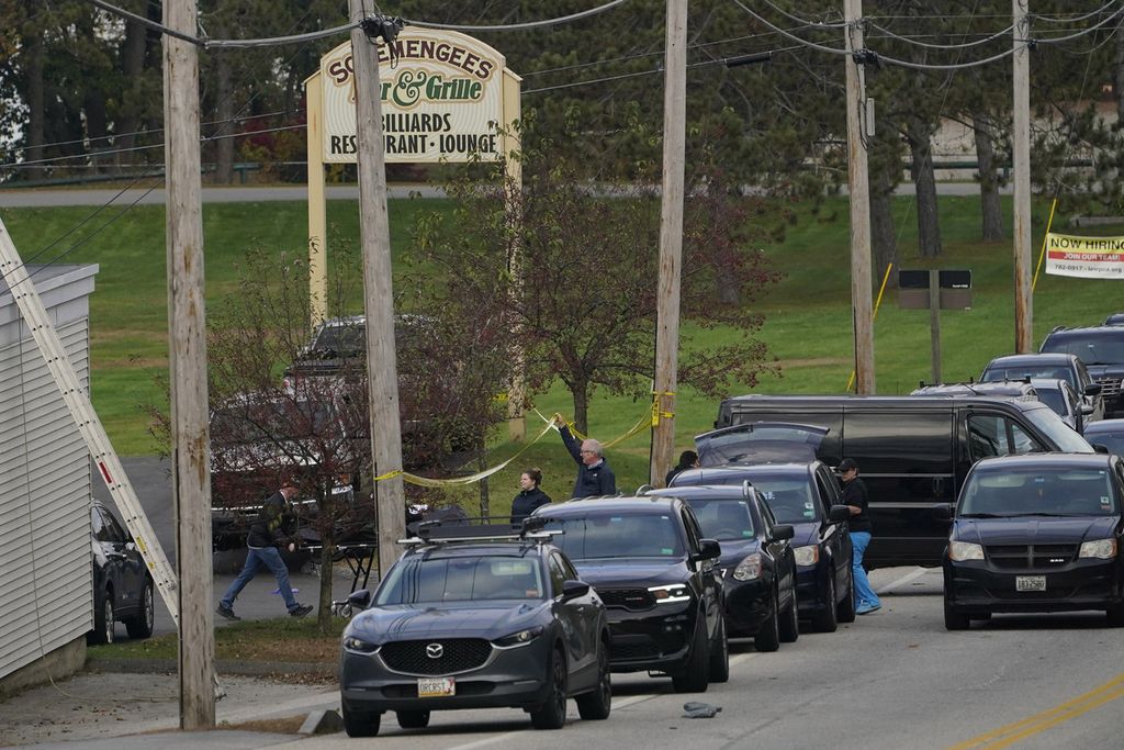 Satu korban penembakan dibawa keluar dari Schemengees Bar and Grille di Lewiston, Maine, Kamis (26/10/2023).