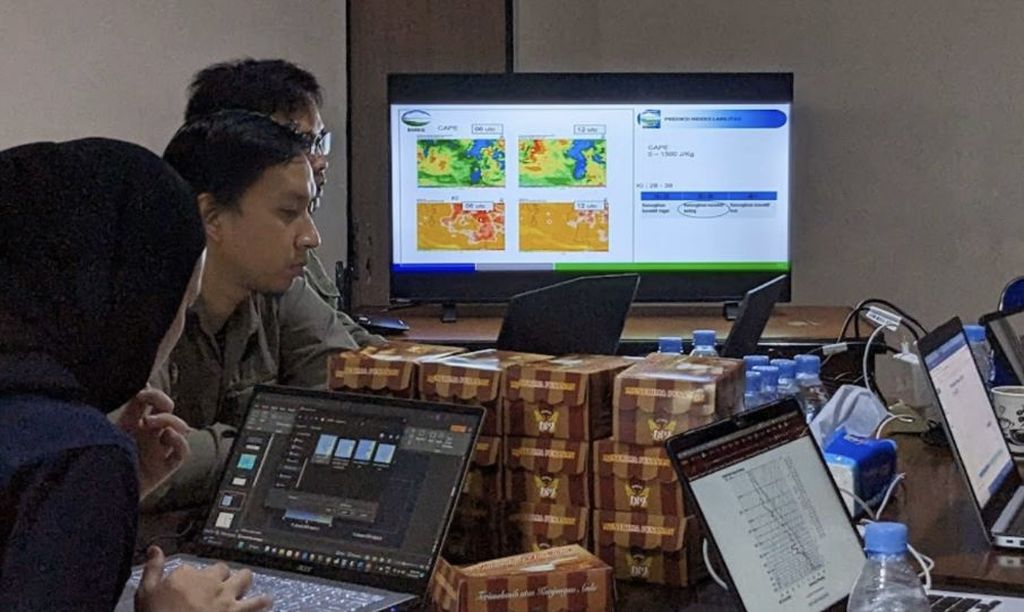 Petugas memantau kondisi cuaca melalui perangkat komputer, Minggu (22/1/2023). Teknologi modifikasi cuaca dikakukan di Sulawesi Selatan selama 11 hari untuk menghalau cuaca ekstrem.