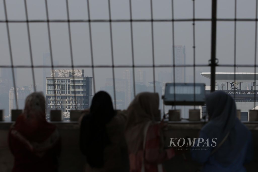 Visitors see the landscape of the city of Jakarta being shrouded in haze of smoke pollution from the top of Monas, Thursday (16/5/2024).