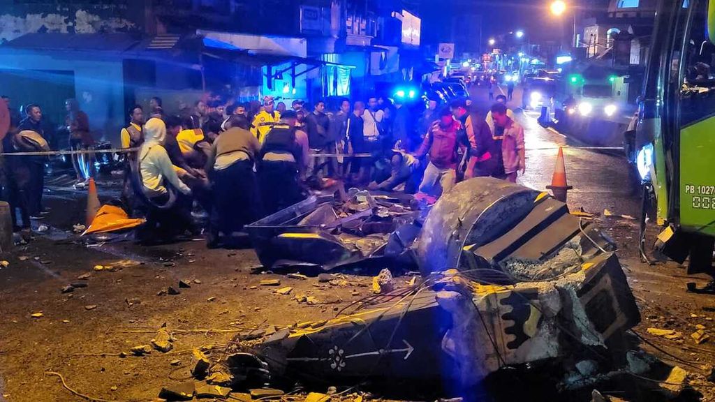 Kondisi sejumlah kendaraan hancur di depan Pasar Kertek, Wonosobo, Jawa Tengah, akibat kecelakaan, Sabtu (10/9/2022) dini hari.