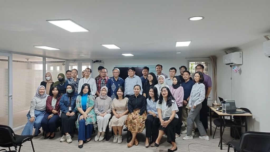 Pembicara bersama para peserta dalam diskusi bertajuk SUN dan Pembiayaan Transisi Energi di Indonesia yang diadakan oleh Institute for Essential Services Reform (IESR), di Jakarta, Kamis (22/6/2023).