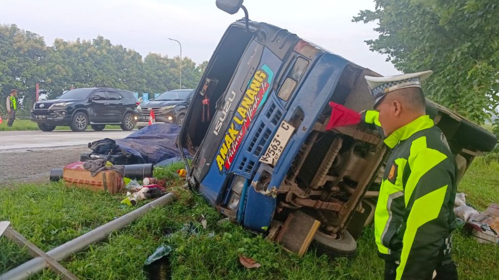 Minibus Isuzu Elf terbalik akibat ditabrak Honda Freed di Tol Cipali Kilometer 164.400, Kabupaten Majalengka, Jawa Barat, Jumat (5/4/2024). Enam penumpang kendaraan ini mengalami luka-luka.