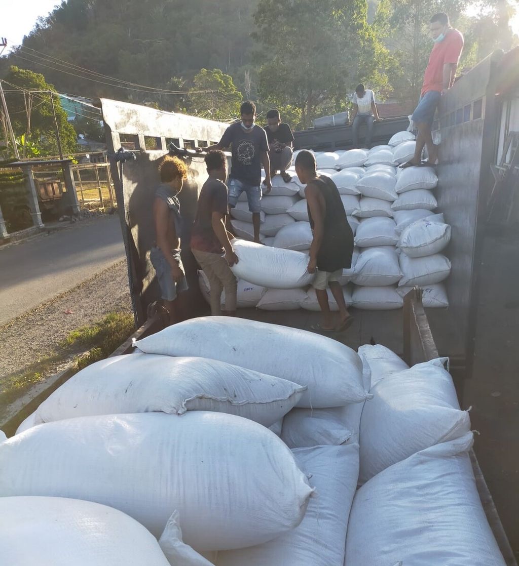 Petani mengangkut biji kopi milik pengusaha kopi Feliks Soba di Desa Wolowio, Ngada, NTT. Kopi diekspor ke Korea Selatan, Jepang, dan China.