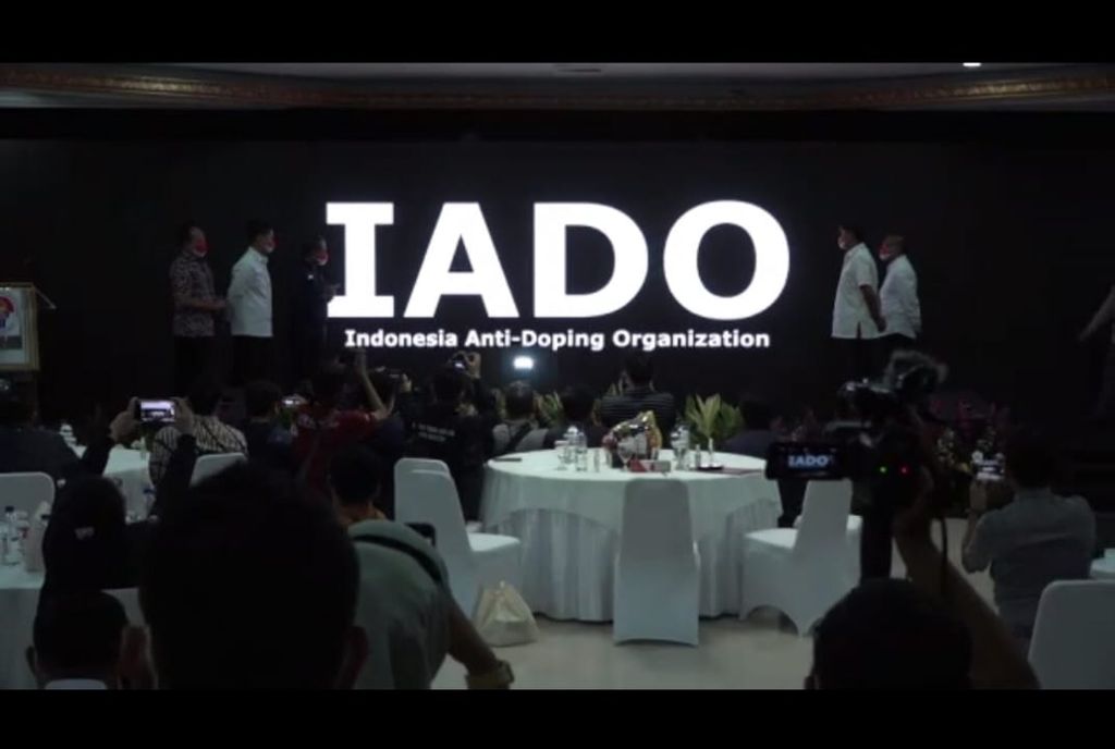 Acara seremoni perubahan nama Lembaga Anti-Doping Indonesia (LADI) menjadi Indonesia Anti-Doping Organization (IADO) seusai konferensi pers mengenai pencabutan sanksi Badan Anti-Doping Dunia (WADA) kepada LADI secara daring oleh Kementerian Pemuda dan Olahraga, Jumat (4/2/2022). Dalam pertemuan Komite Eksekutif WADA di Montreal, Kanada, Rabu (2/2/2022) waktu Montreal, WADA mengumumkan, LADI telah dianggap <i>comply </i>(mematuhi aturan). Maka itu, ancaman sanksi yang semula satu tahun berkurang drastis menjadi hanya 3,5 bulan, yakni 7 Oktober 2021-2 Februari 2022.