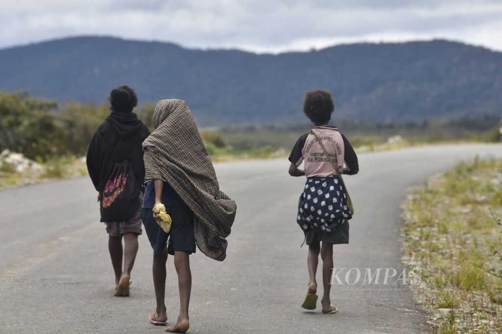 Warga berjalan kaki di kawasan sekitar Danau Anggi Giji, Pegunungan Arfak, Papua Barat (13/4/2021). Danau Anggi Giji dan Anggi Gida merupakan salah satu potensi wisata tersembunyi di Papua Barat. 