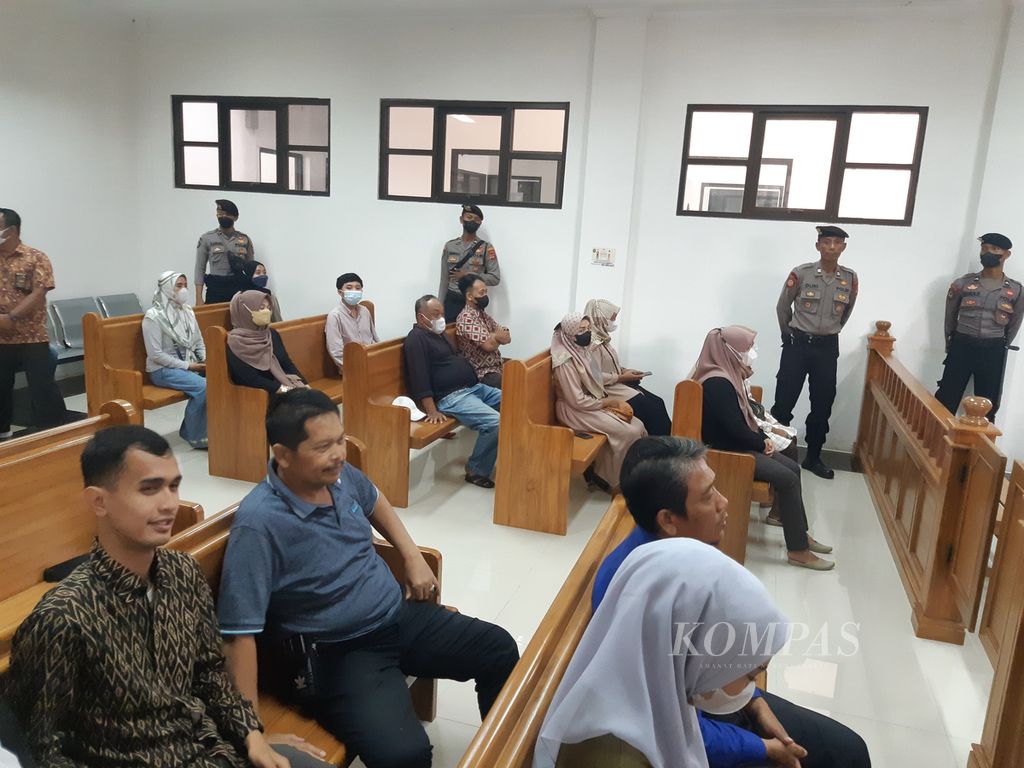 Suasana menjelang sidang putusan perkara polisi terdakwa kekerasan anak tiri di kantor Pengadilan Negeri Sumber Kabupaten Cirebon, Jawa Barat, Kamis (9/3/2023). 
