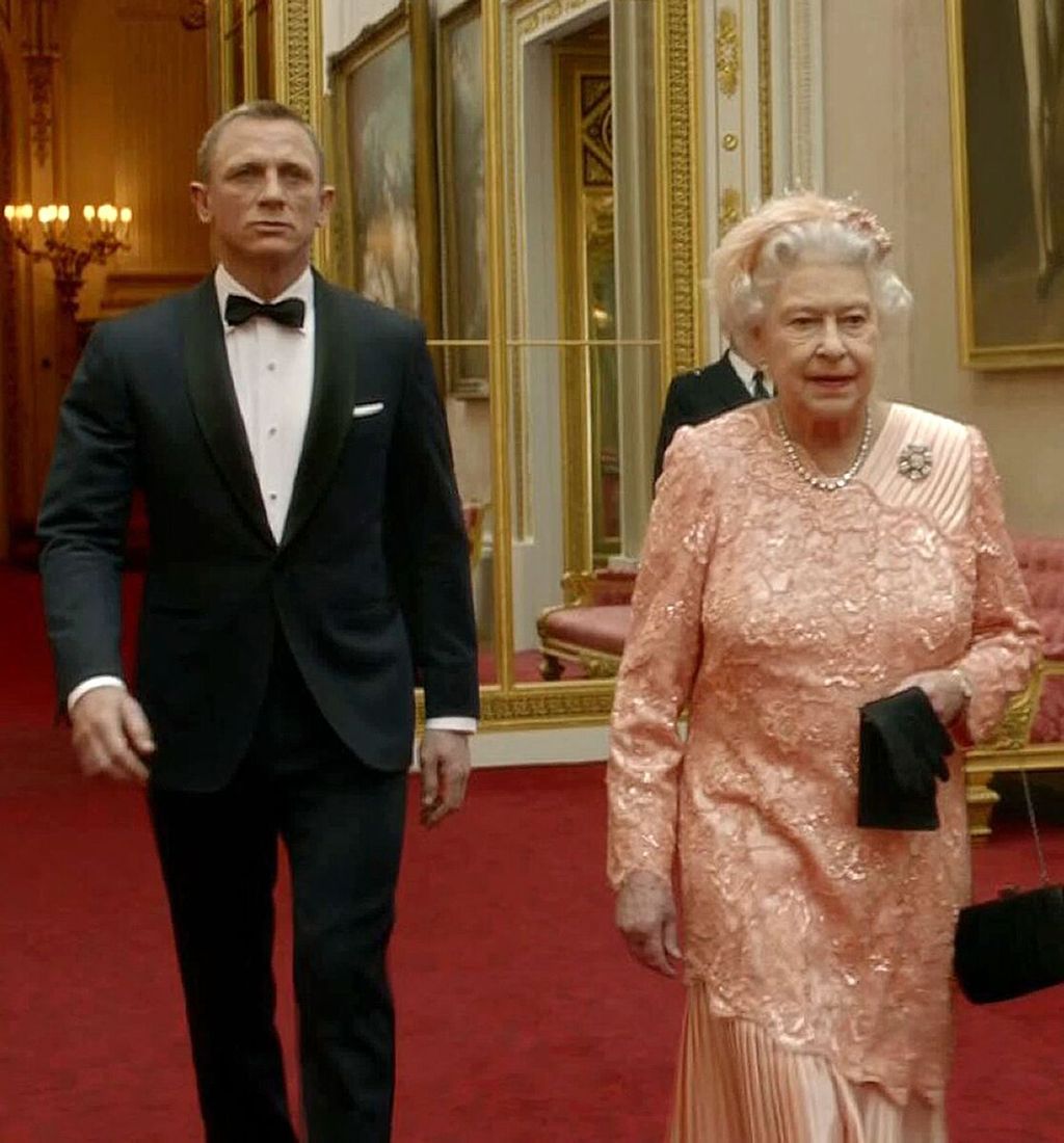 Cuplikan dari video pembukaan Olimpiade London pada Juli 2012. Didampingi Daniel Craig, aktor yang memerankan James Bond, Ratu Elizabeth II (kiri) membuka olimpiade itu lewat adegan antara lain seolah-olah terjun dari helikopter.