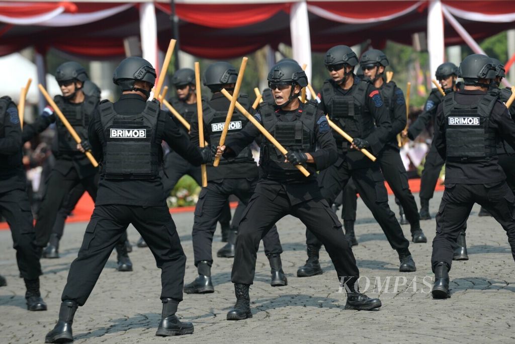 Atraksi bela diri Korps Brimob Polri menyemarakkan upacara peringatan HUT Ke-73 Bhayangkara Tahun 2019 di Monas, Jakarta, Rabu (10/7/2019). Acara ini merupakan puncak dari peringatan hari ulang tahun Bhayangkara yang jatuh setiap 1 Juli. 