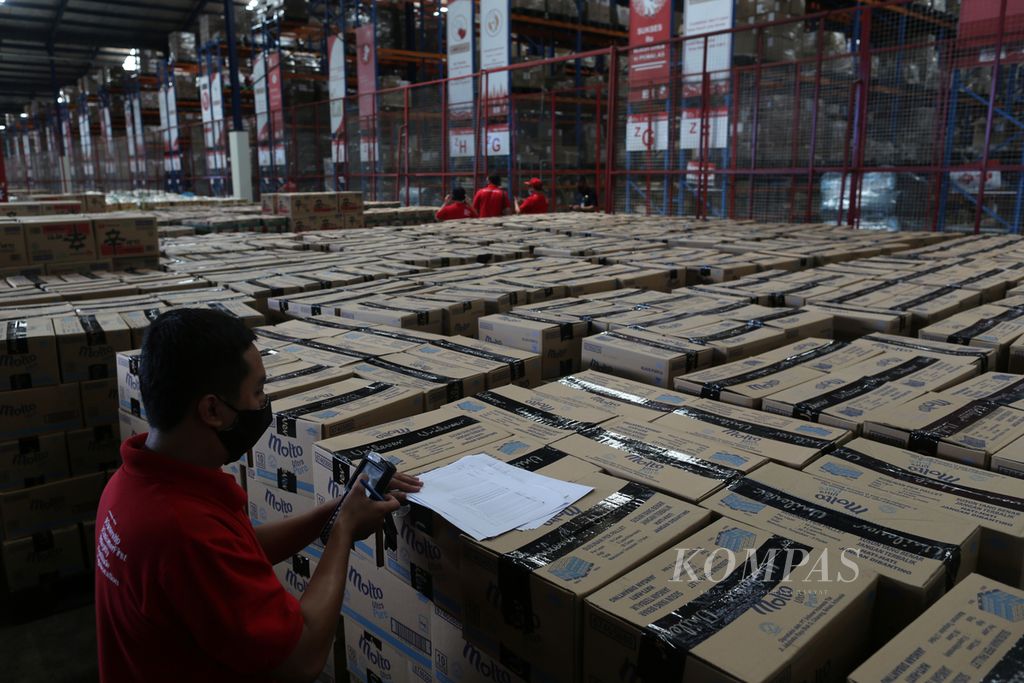 Pekerja memasukkan data barang-barang dari produsen yang baru tiba di gudang JD.ID di Marunda Center, Bekasi, Jawa Barat, Jumat (11/12/2020). 