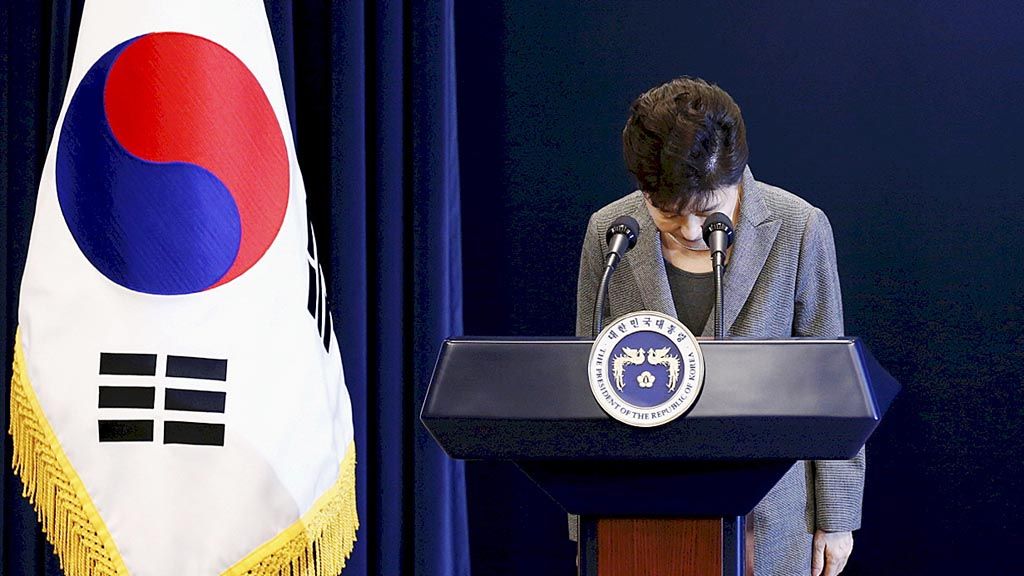 Presiden Korea Selatan  Park Geun-hye saat menyampaikan pidato di Istana Kepresidenan Gedung Biru, Seoul, dalam foto yang diambil pada 29 November 2016. Mahkamah Konstitusi Korsel, Jumat (10/3), mengukuhkan pemakzulan Park oleh parlemen pada  9 Desember lalu terkait dengan skandal suap dan korupsi yang dilakukan teman Park dan mantan ajudannya.
