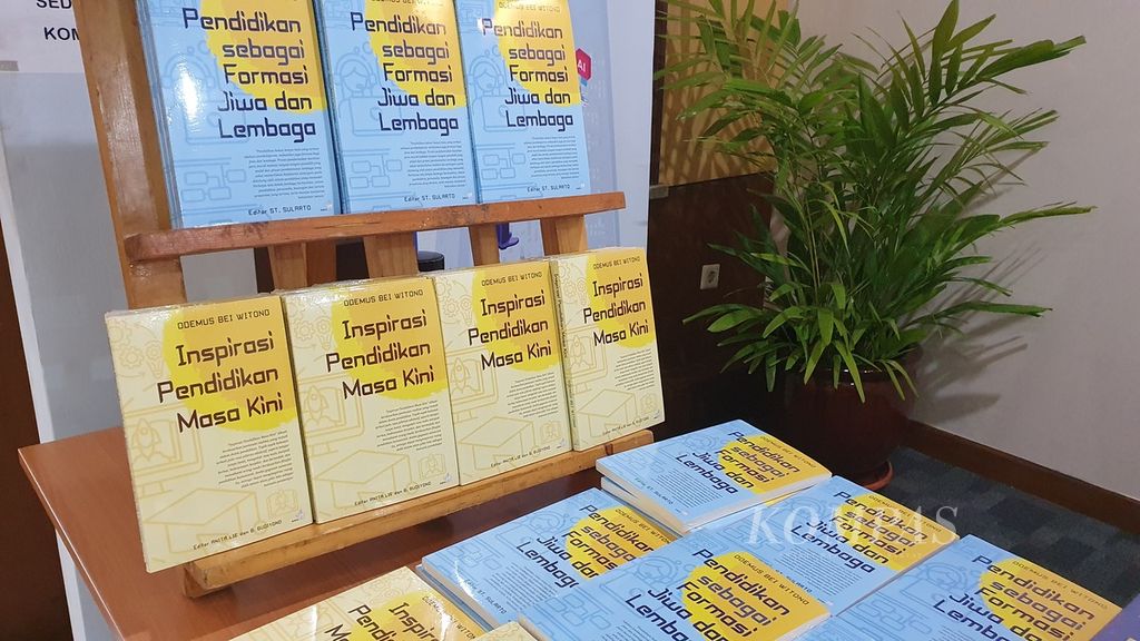 Dua buku karya Odemus Bei Witono berjudul <i>Inspirasi Pendidikan Masa Kini</i> dan <i>Pendidikan sebagai Formasi dan Lembaga</i> yang diterbitkan Penerbit Buku Kompas saat diluncurkan di Kompas Institute, Jakarta, Senin (18/12/2023).