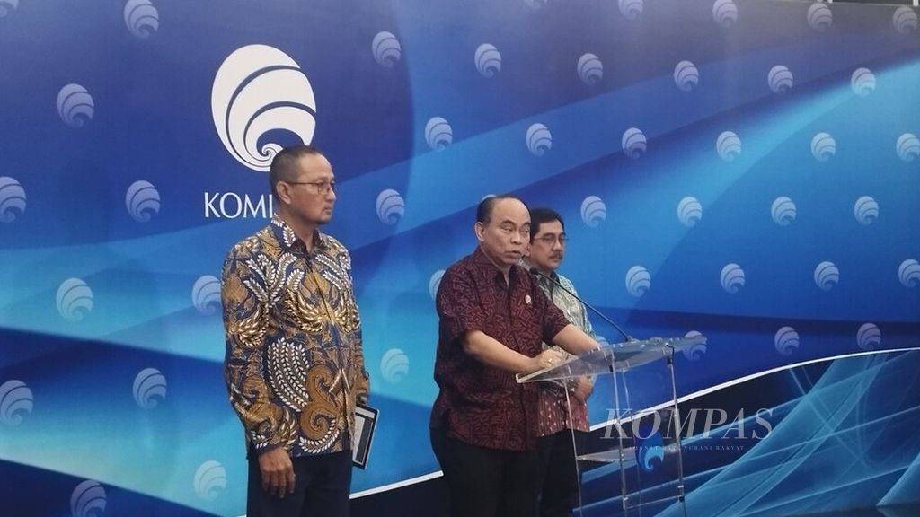 Menteri Komunikasi dan Informatika Budi Arie Setiadi (tengah) memberikan keterangan tentang bahaya judi slot di Kantor Kementerian Komunikasi dan Informatika, Jakarta, Selasa (8/8/2023).