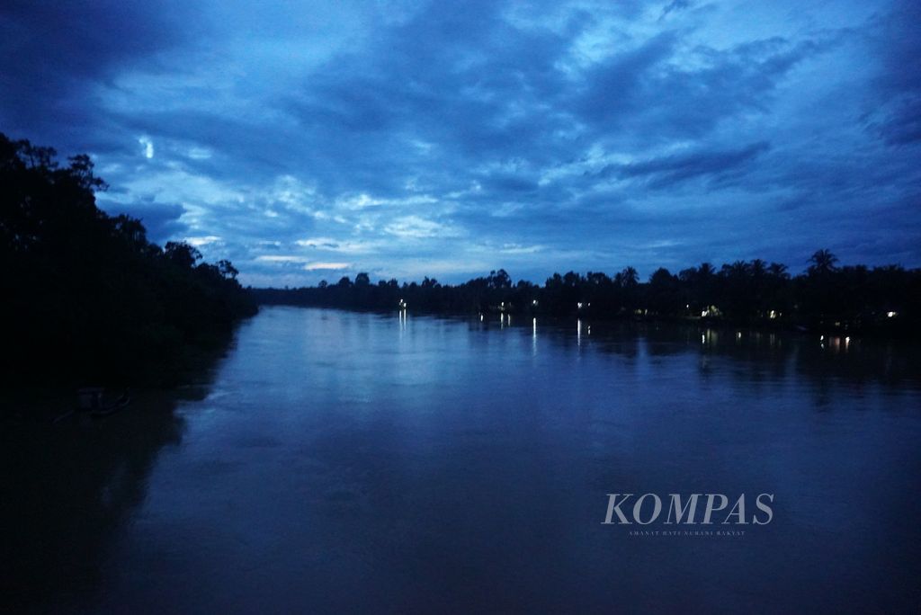 Suasana menjelang malam di Sungai Batanghari, Jambi, Kamis (17/11/2022).