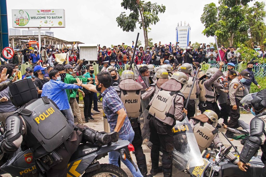 Pendemo terlibat saling dorong karena dihalangi polisi saat menuju Gedung DPRD Batam, Kepulauan Riau, Kamis (8/10/2020). Ribuan pendemo yang terdiri dari mahasiswa, buruh, dan pelajar turun ke jalan di Kota Batam untuk menolak Rancangan Undang-Undang Cipta Kerja.